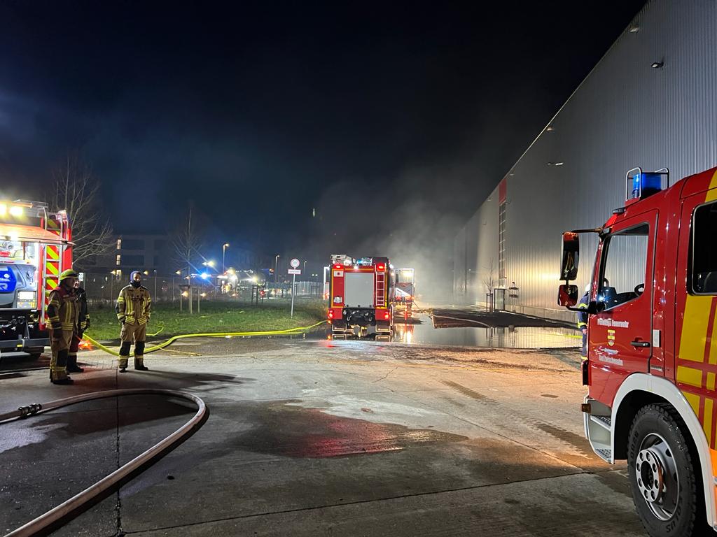 Aufräumarbeiten nach Altpapier-Brand abgeschlossen