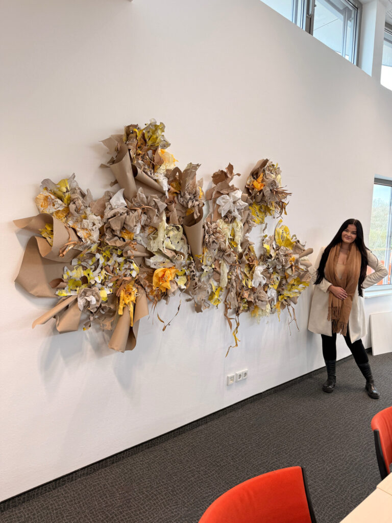 Künstlerin schenkt der PKV Papier-Kunstwerk